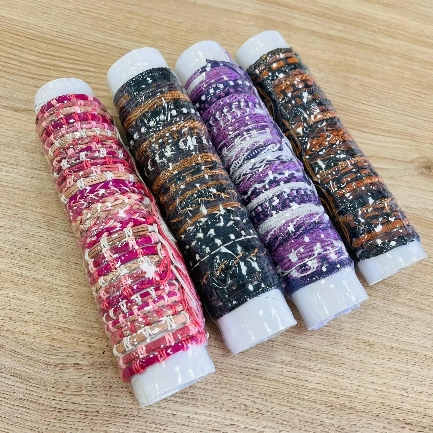 Pulseras de cuero y plastico
