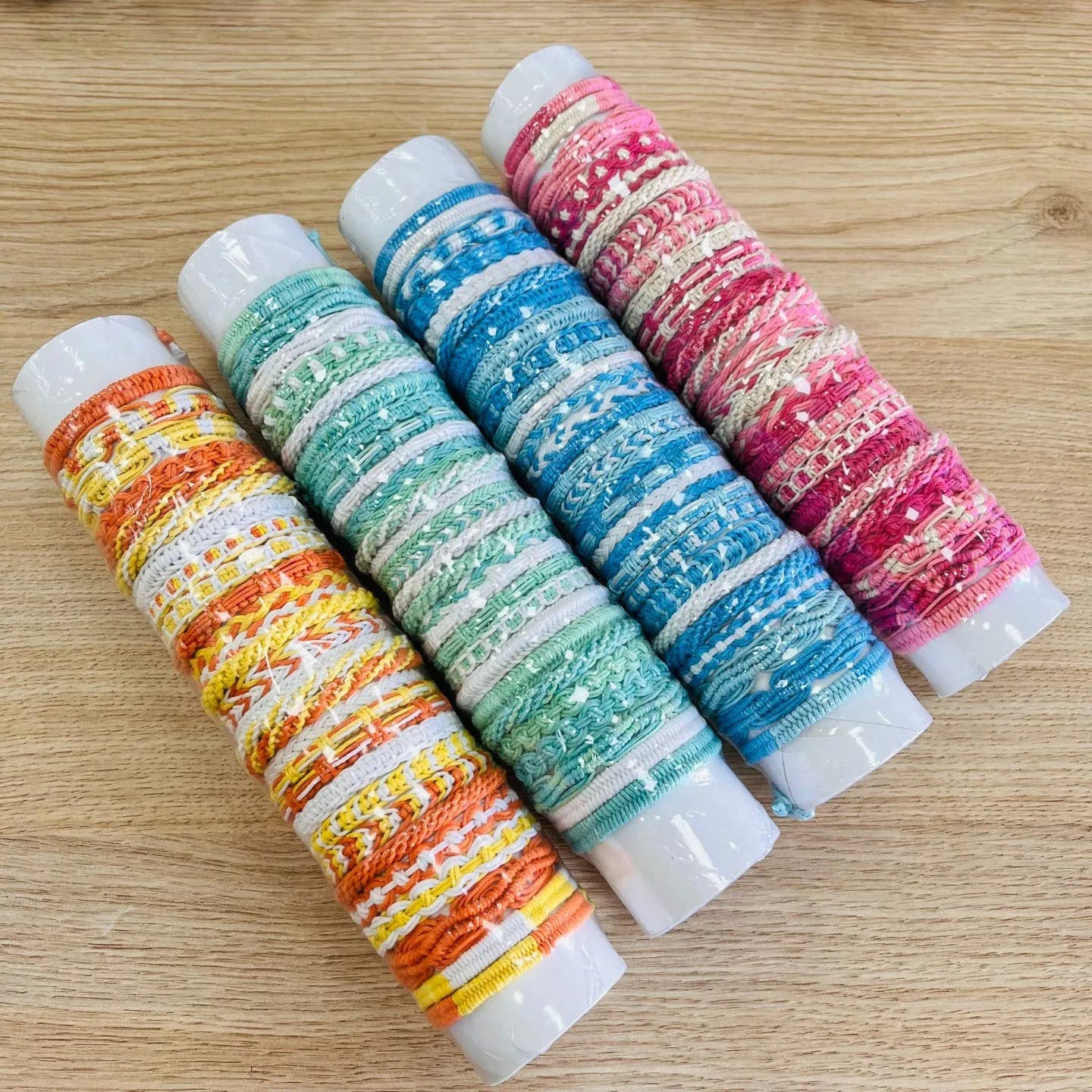 Pulseras de cuero y plastico