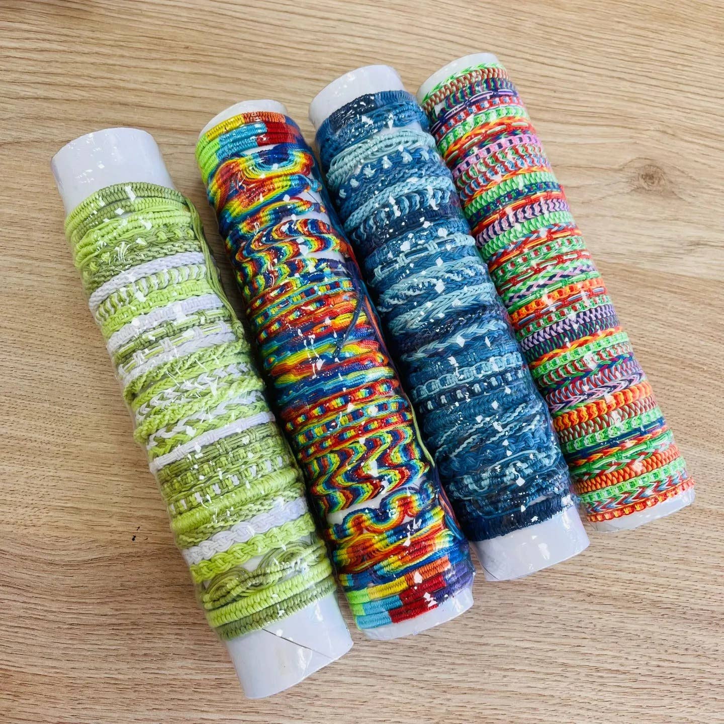 Pulseras de cuero y plastico